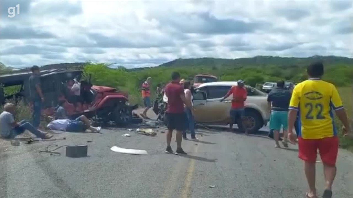 video:-duas-pessoas-morrem-em-grave-acidente-na-pe-160-entre-um-veiculo-de-transporte-alternativo-e-um-carro