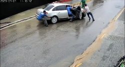 video:-carro-cai-do-reboque,-desce-rua-e-e-contido-por-homens-em-caruaru