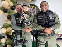 crianca-de-3-anos-ganha-festa-tematica-em-homenagem-a-pm-e-recebe-surpresa-de-policiais