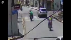 video:-motociclista-e-garupa-sao-atropelados-por-carro-e-ficam-feridos-em-caruaru