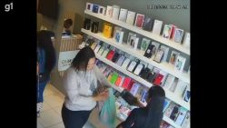 video:-mulheres-sao-flagradas-roubando-celular-avaliado-em-r$-2,5-mil-em-loja-de-lajedo