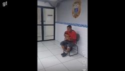 video:-homem-detido-por-suspeita-de-furto-toca-violao-dentro-da-delegacia-em-arcoverde