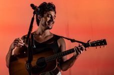 cantor-tiago-iorc-se-apresenta-em-caruaru