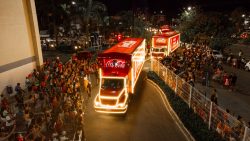 caravana-da-coca-cola-de-natal-chega-nesta-quinta-feira-(23),-em-caruaru;-confira-rota