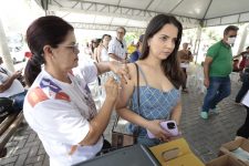 acao-de-vacinacao-da-influenza-e-realizada-no-parque-18-de-maio,-em-caruaru