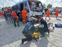 batida-entre-caminhao-e-micro-onibus-que-vinha-de-caruaru-deixa-oito-pessoas-feridas-no-grande-recife;-video